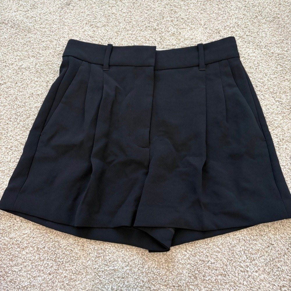 Aritzia Effortless Shorts Womens 4 Black High Waisted Pleated Preppy Crepette